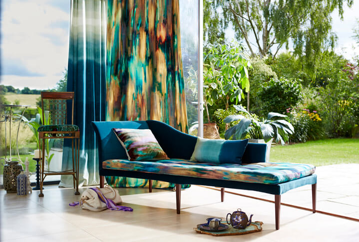 Mönstrad soffa med klara färger